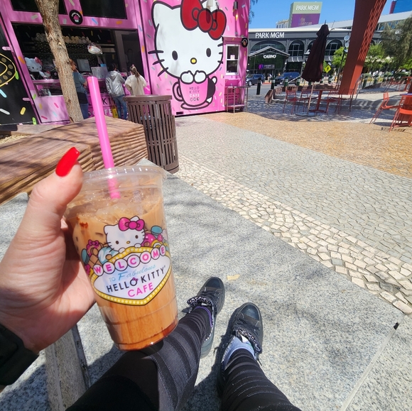 Meet your Posher, Elle - Picture 8 of 14